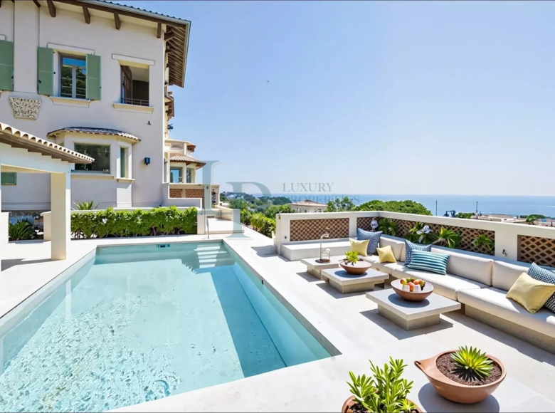 Exceptional Mas in Issambres with panoramic sea view