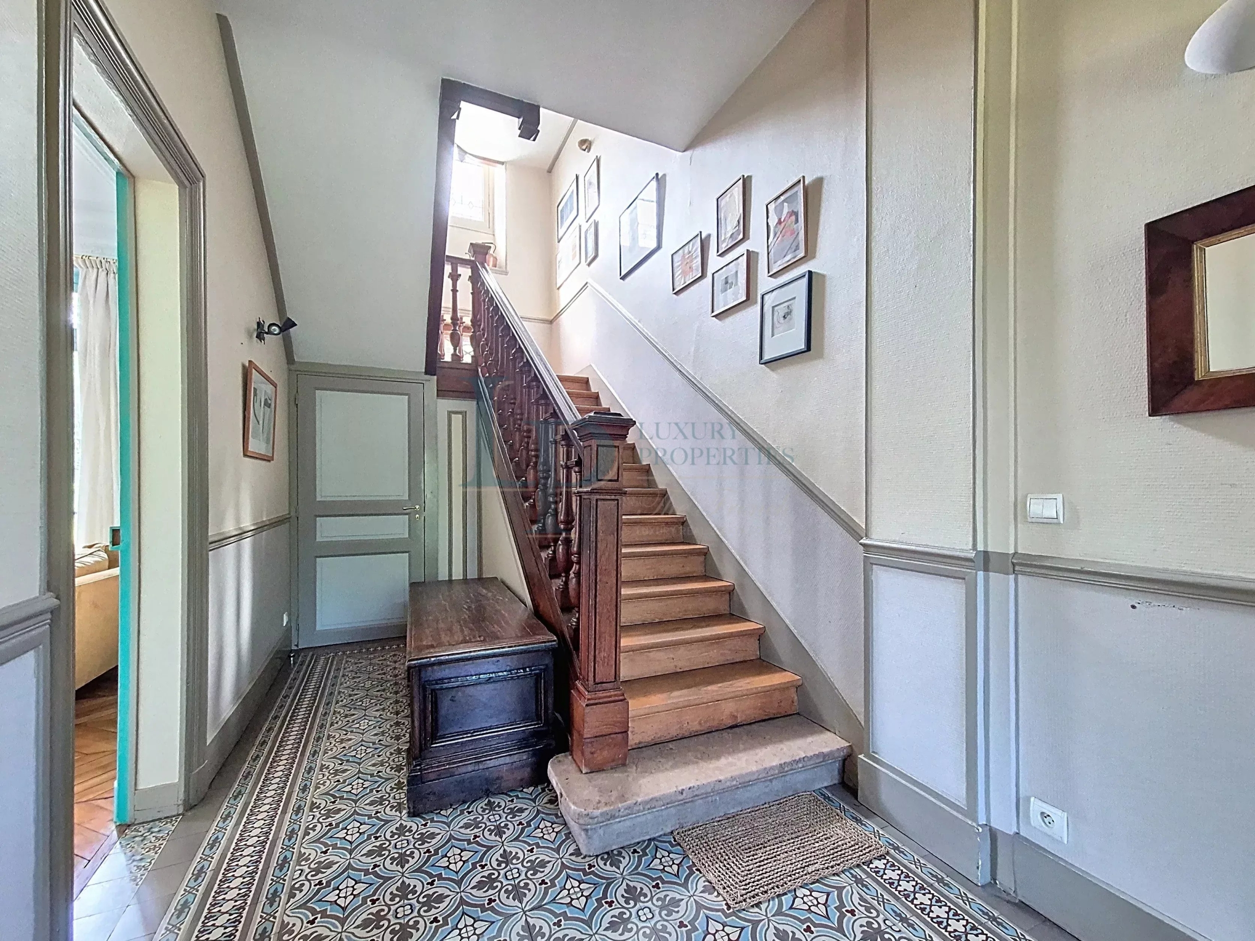Property “Affolante” Historic Near Paris Gates
