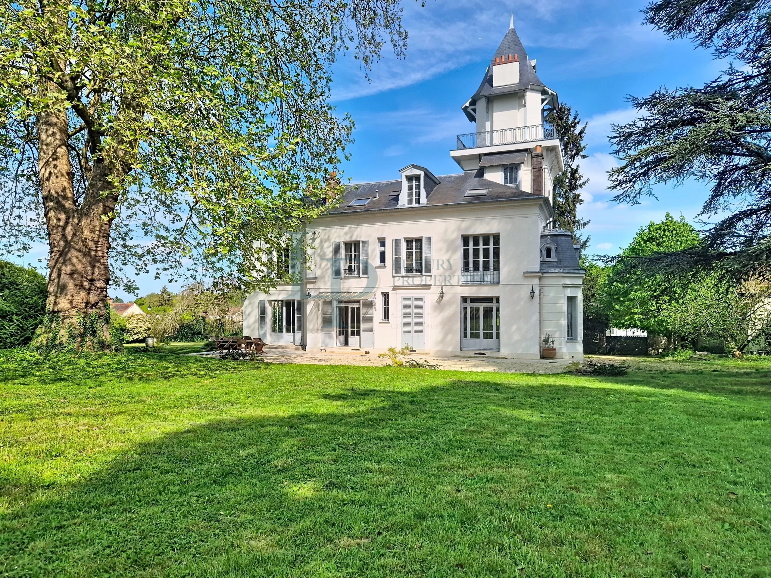 Property “Affolante” Historic Near Paris Gates