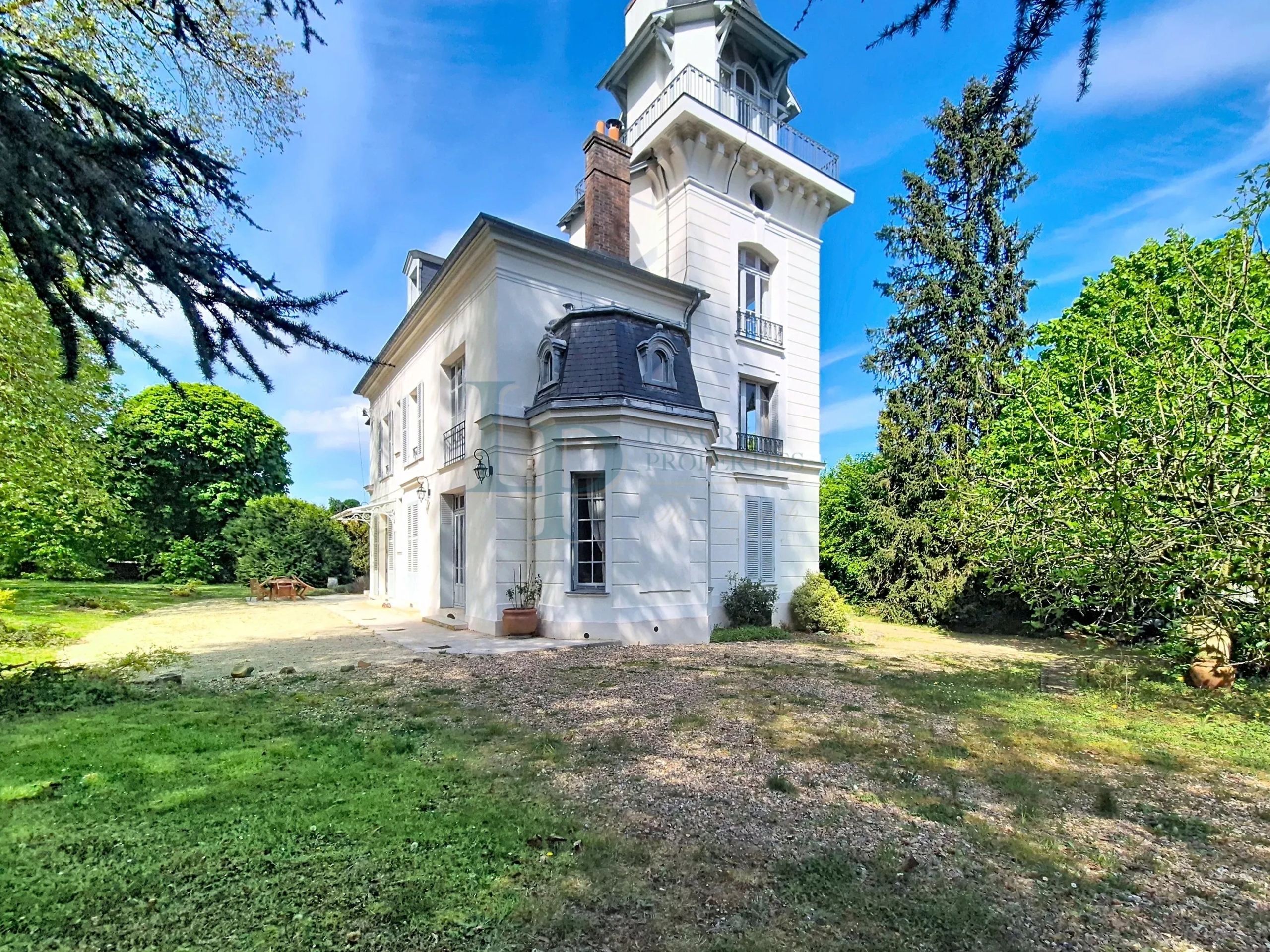 Property “Affolante” Historic Near Paris Gates