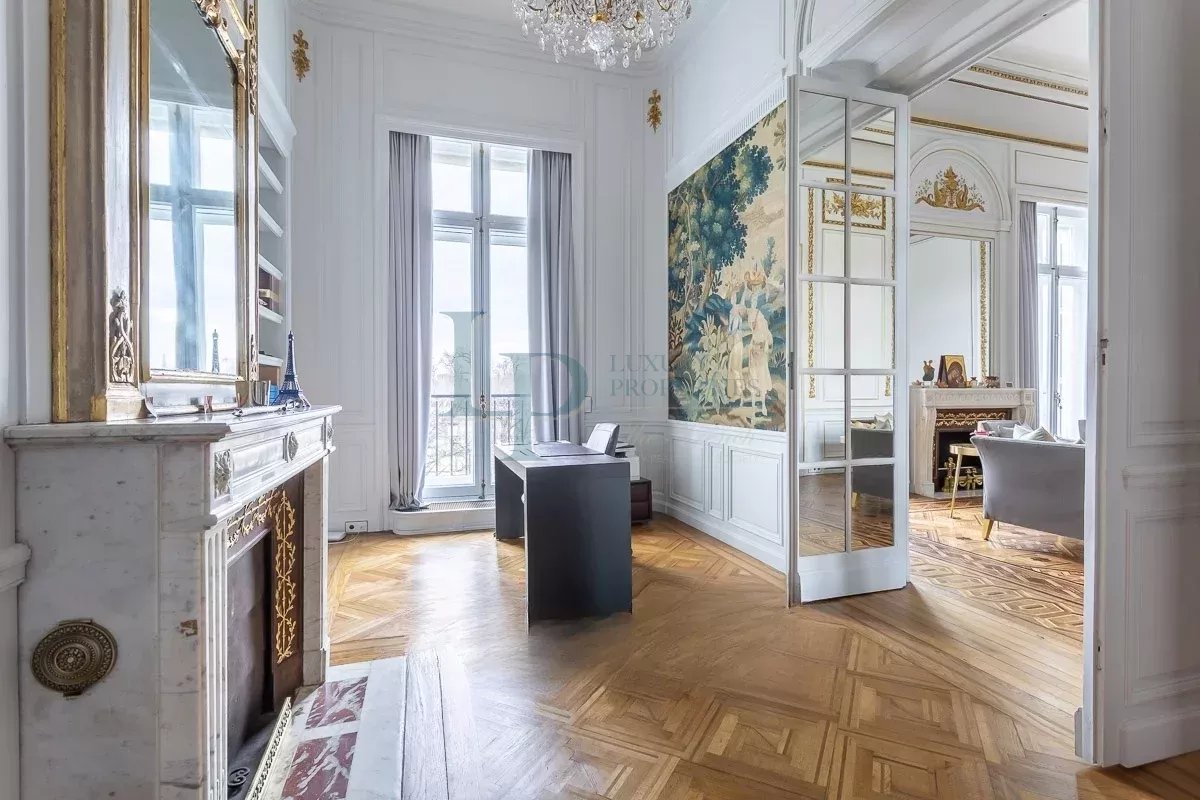 Luxurious Parisian Apartment with Modern Amenities