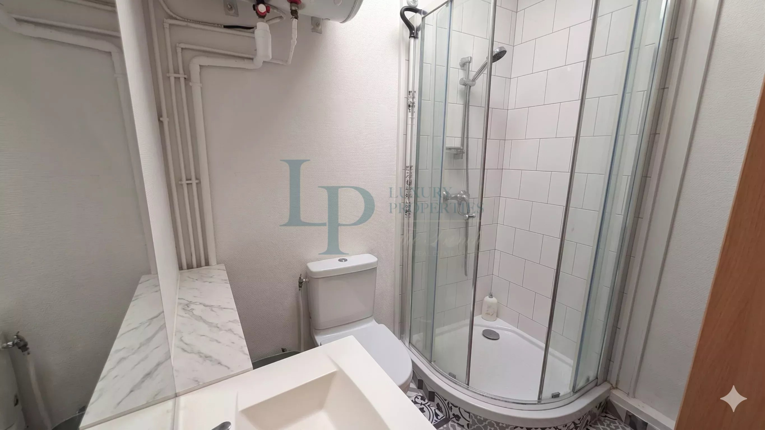 Staff room with shower – Golden triangle