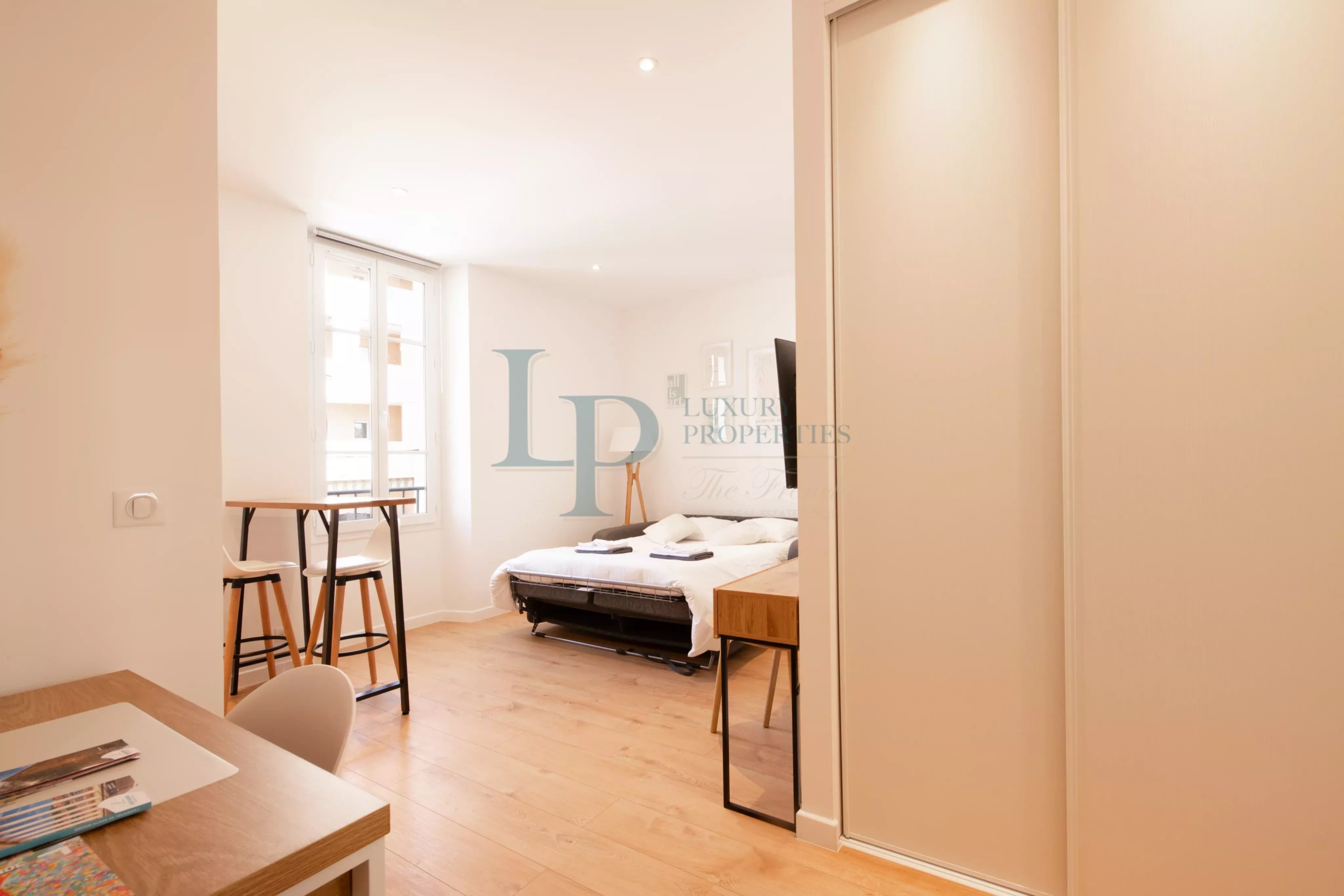 e92ce5f1f93edd4964e71b6d5a41e701_a2aefd5cca_4096-original-20964-0.jpg IDÉAL INVESTISSEUR – IMMEUBLE MEUBLÉ À FORT RENDEMENT AU CŒUR DE SAINTE-MAXIME