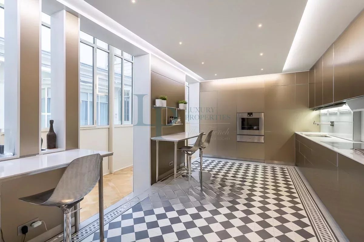 Luxurious Parisian Apartment with Modern Amenities