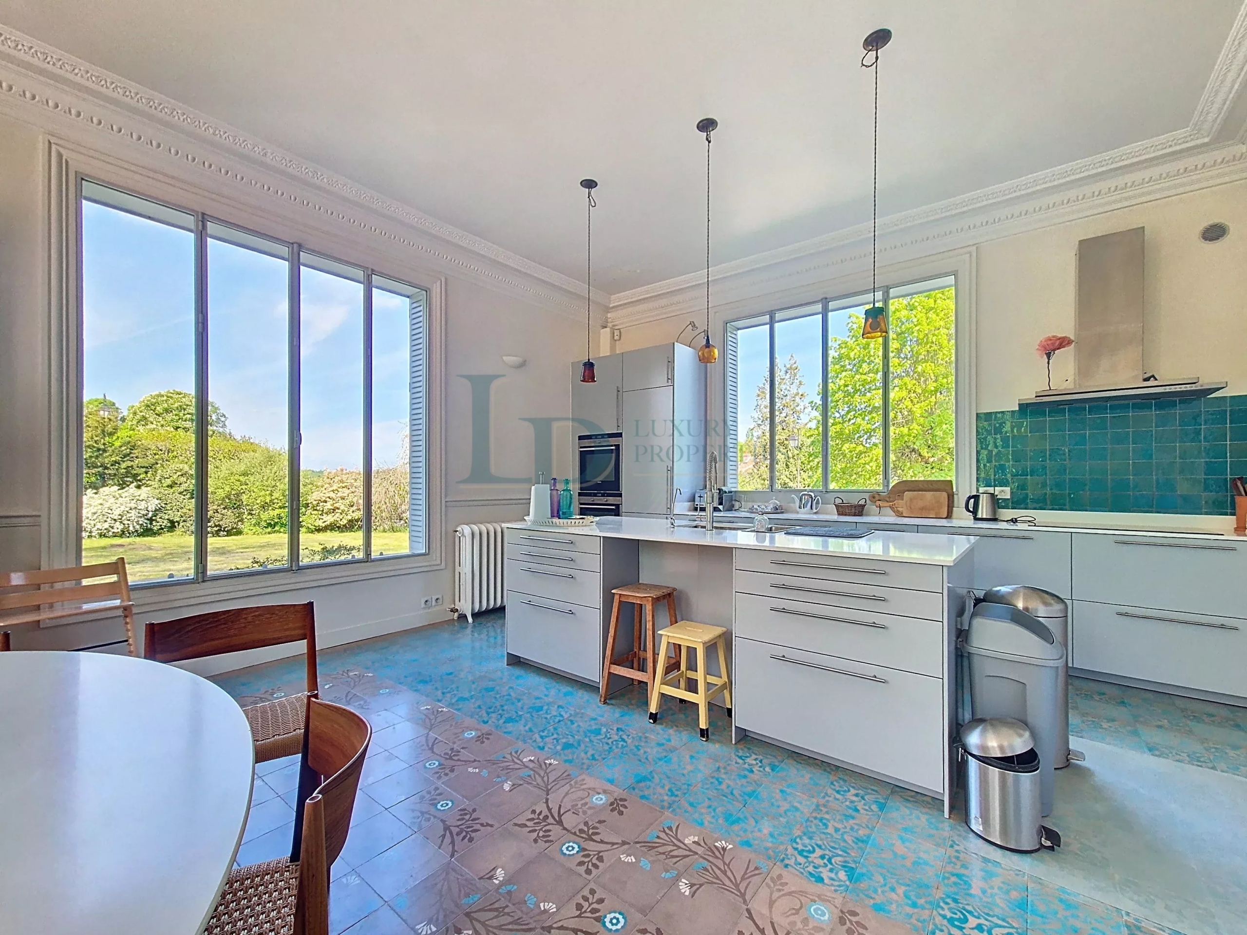 Property “Affolante” Historic Near Paris Gates