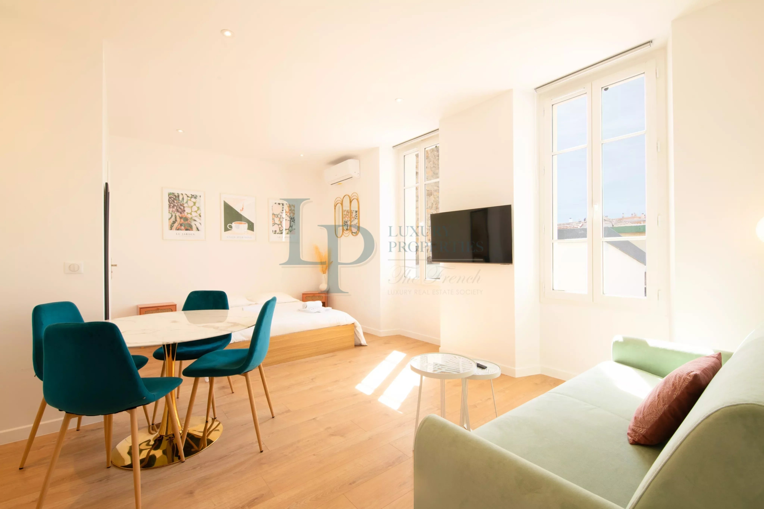 ef99b9ec96df2299afef8c539dec6593_470c20e0e5_4096-original-20964-0.jpg IDÉAL INVESTISSEUR – IMMEUBLE MEUBLÉ À FORT RENDEMENT AU CŒUR DE SAINTE-MAXIME