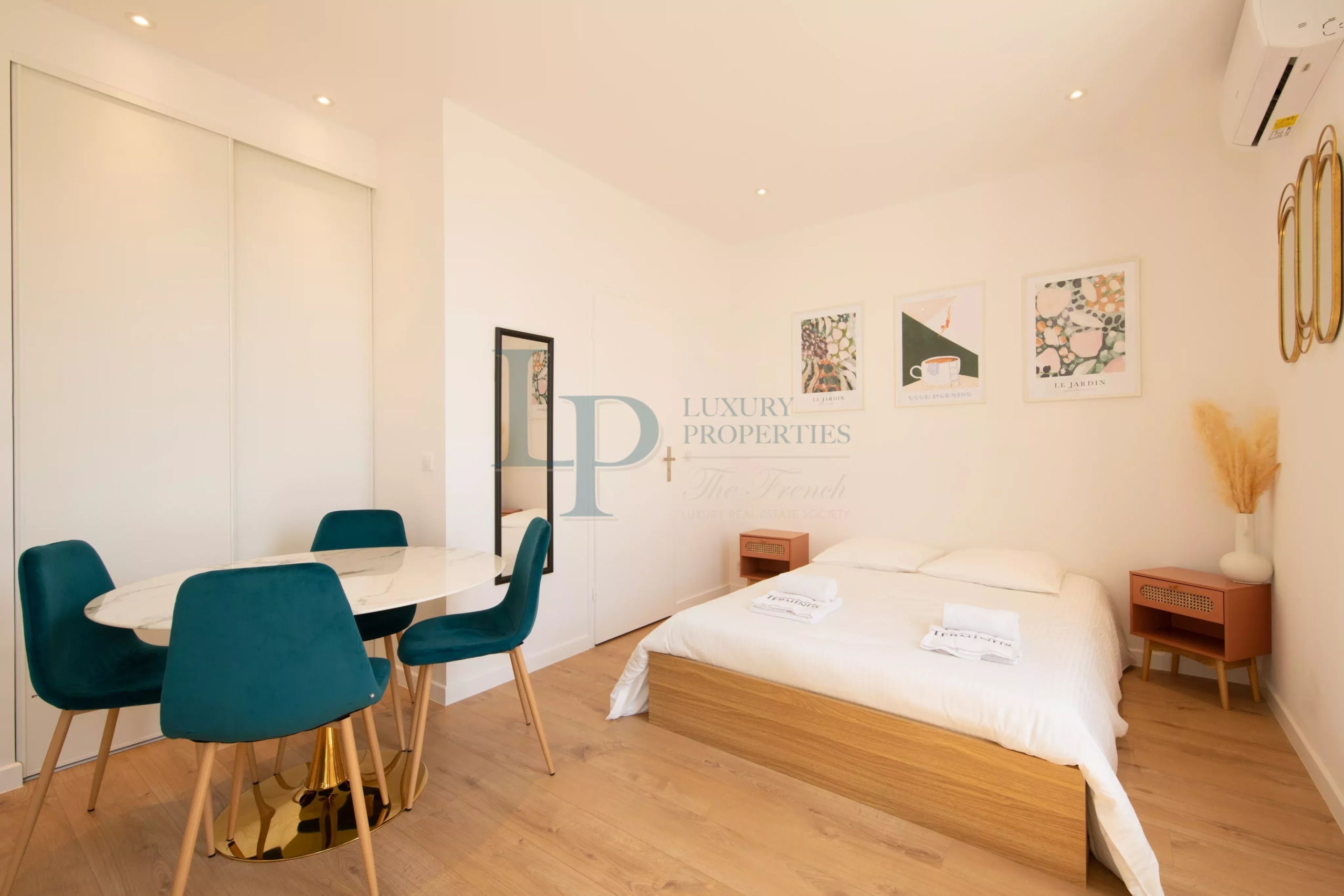 f12d9e4da78a1a6ca53cc293bcb62fe4_97237f68e9_4096-original-20964-0.jpg IDÉAL INVESTISSEUR – IMMEUBLE MEUBLÉ À FORT RENDEMENT AU CŒUR DE SAINTE-MAXIME