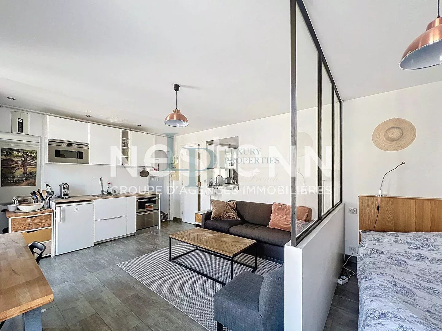 f208c0bb34bdc51d14f997a952677c4b_0cc1b1d49e_1440-original-22974-0.jpg Exclusivité LUXURY PROPERTIES – Kléber / Boissière – Studio / 2 pièces – Étage élevé – Balcon filant – Vue dégagée – Lumineux – Cave