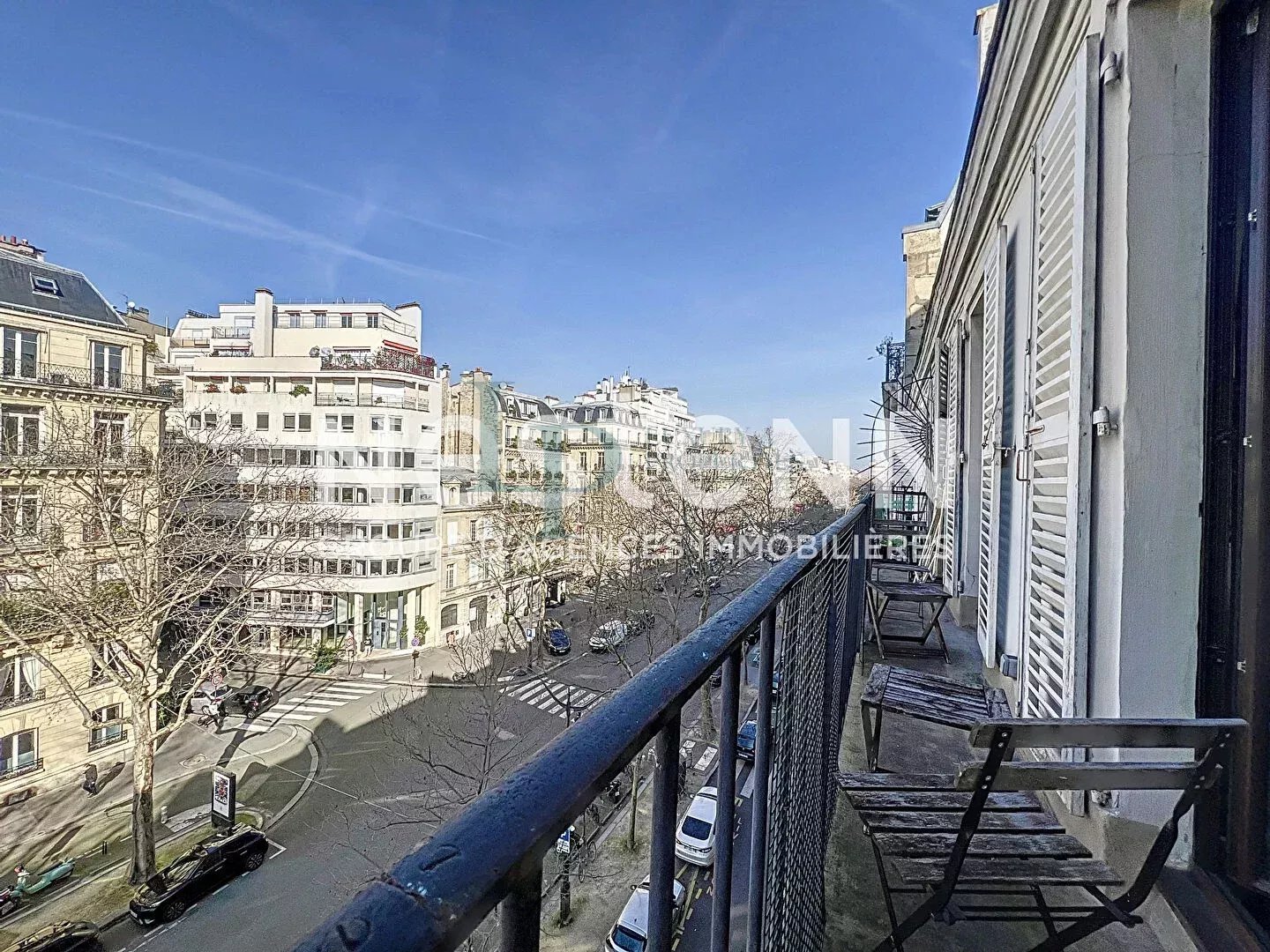 fd7eb3353d8964235dcb10c01c798dfb_c8904772e6_1440-original-22974-0.jpg Exclusivité LUXURY PROPERTIES – Kléber / Boissière – Studio / 2 pièces – Étage élevé – Balcon filant – Vue dégagée – Lumineux – Cave