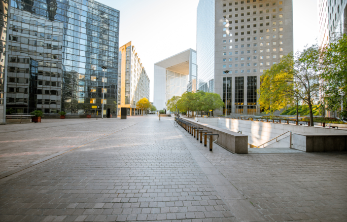 Place au cœur du quartier financier de La Défense à Paris