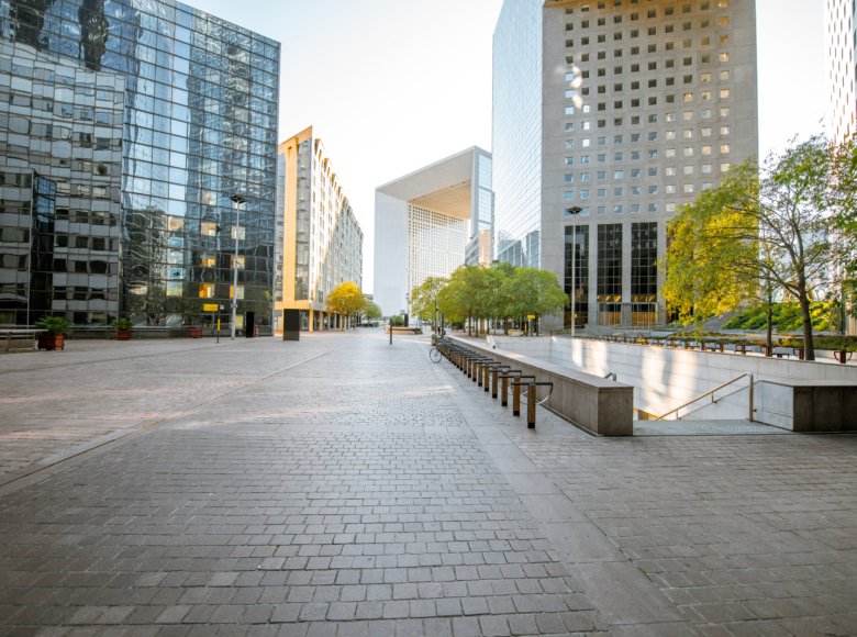 Place au cœur du quartier financier de La Défense à Paris