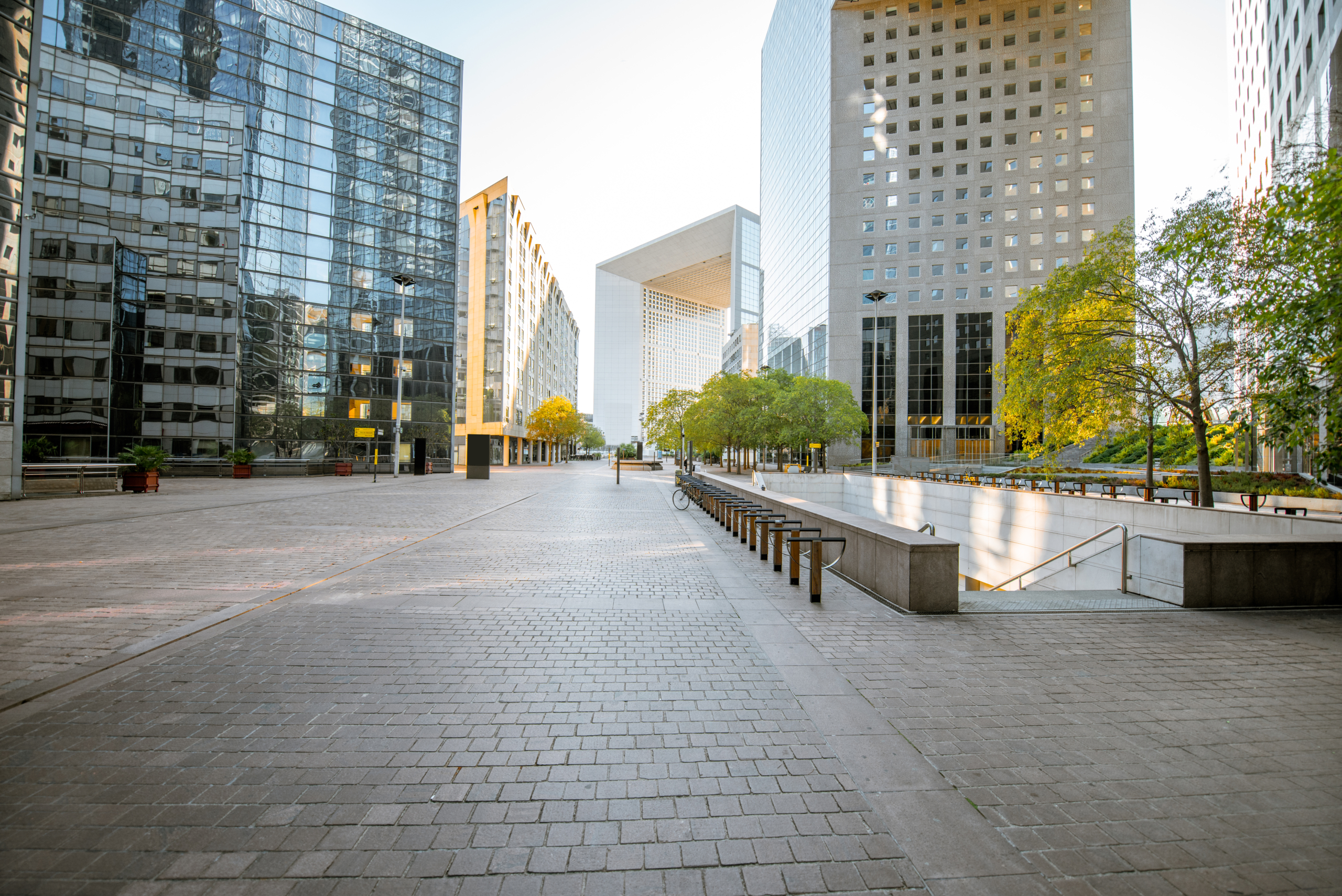 Place au cœur du quartier financier de La Défense à Paris