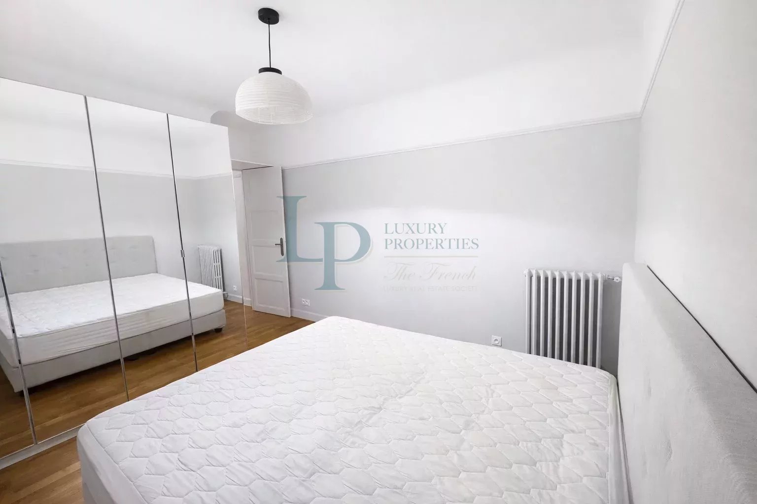 Modern apartment in Neuilly-sur-Seine with panoramic view