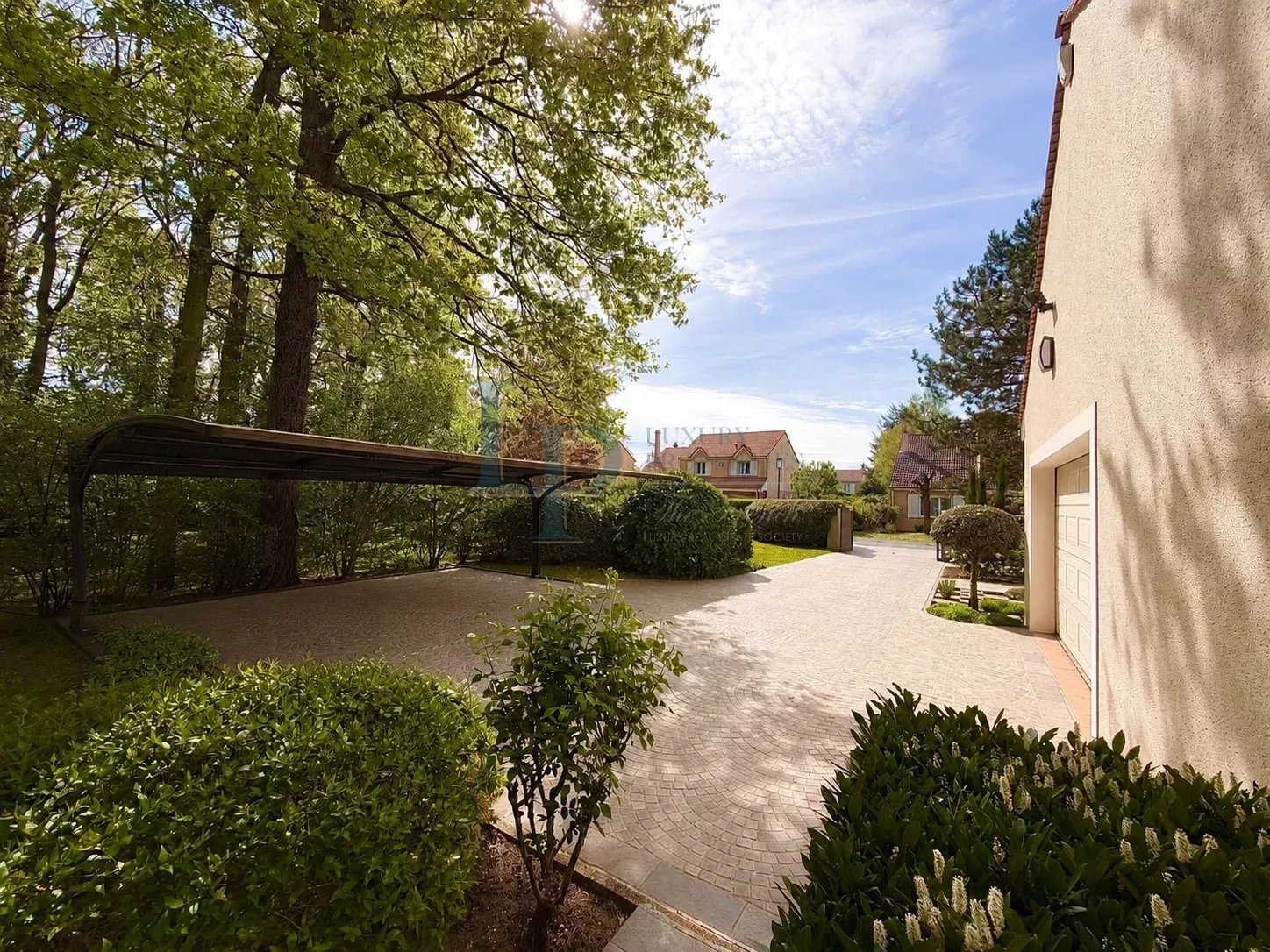 House – 8 rooms 270 m² – Ozoir-La-Ferrière (77330)