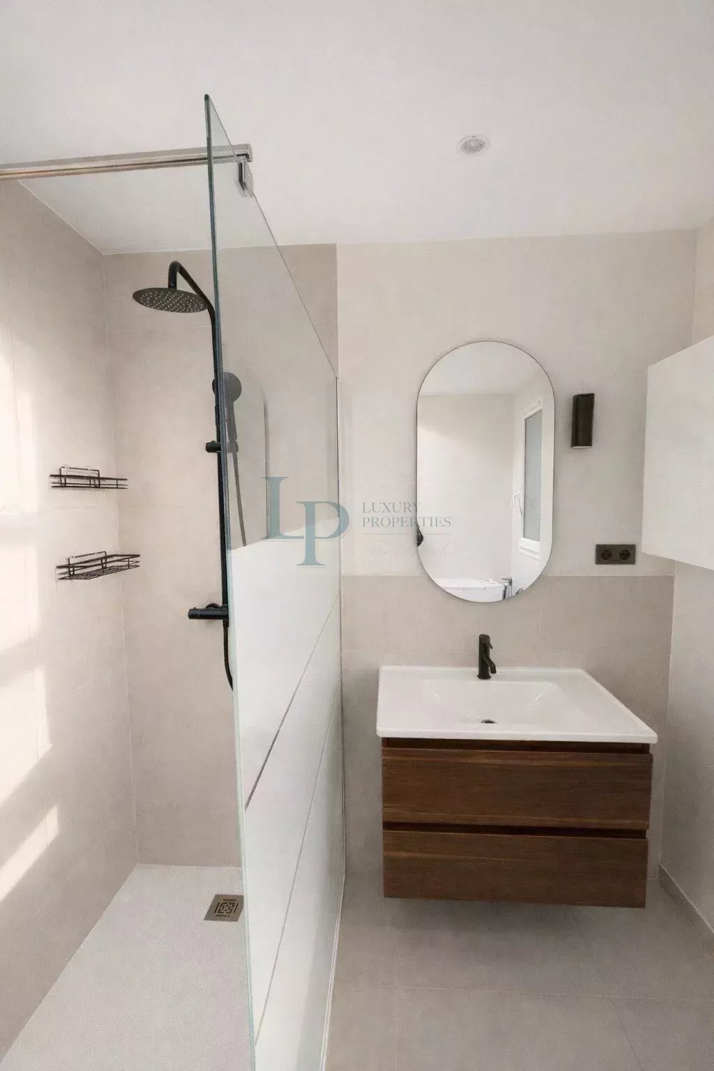 Modern apartment in Neuilly-sur-Seine with panoramic view