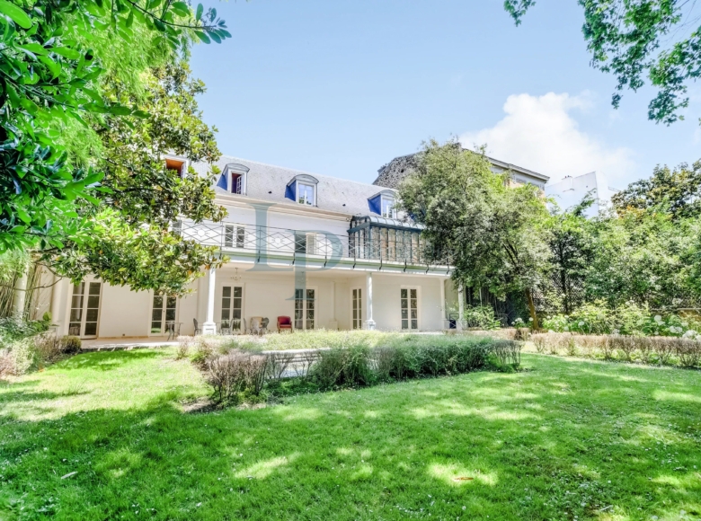 NEUILLY-SUR-SEINE – UN HÔTEL PARTICULIER D’EXCEPTION AU CŒUR D’UN ENVIRONNEMENT PRIVILÉGIÉ – JARDIN – PISCINE
