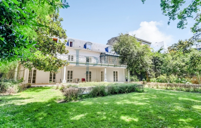 NEUILLY-SUR-SEINE – AN EXCEPTIONAL TOWNHOUSE IN THE HEART OF A PRIVILEGED ENVIRONMENT – GARDEN – SWIMMING POOL