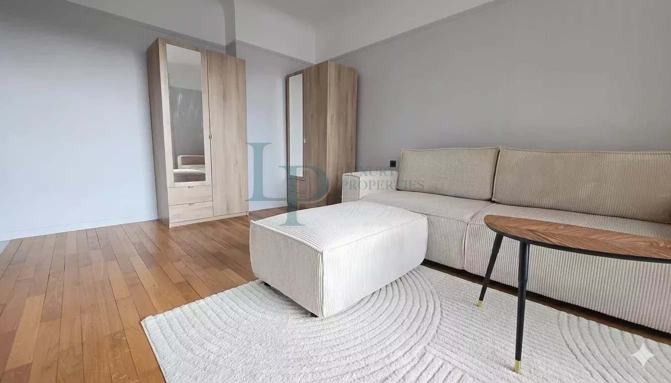 Modern apartment in Neuilly-sur-Seine with panoramic view