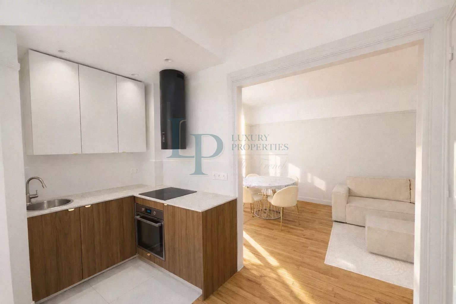 Modern apartment in Neuilly-sur-Seine with panoramic view