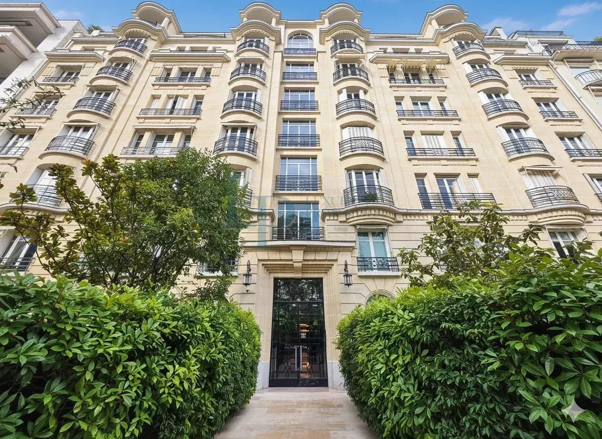 Modern apartment in Neuilly-sur-Seine with panoramic view
