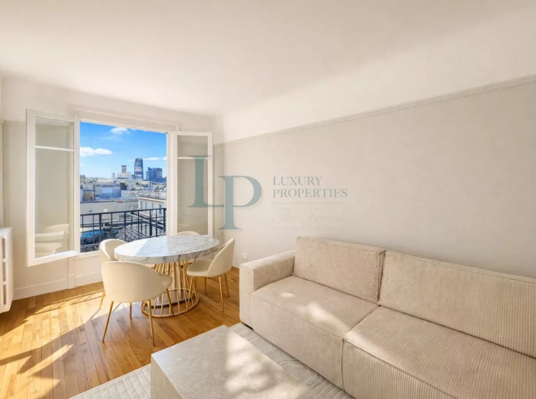 Modern apartment in Neuilly-sur-Seine with panoramic view