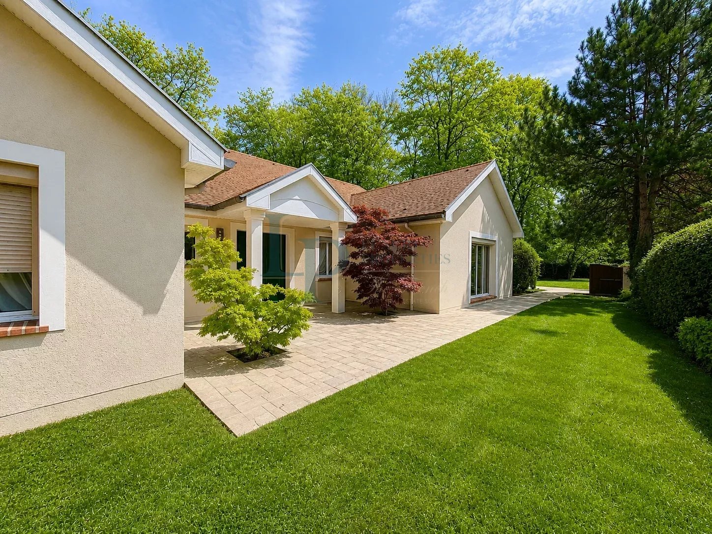House – 8 rooms 270 m² – Ozoir-La-Ferrière (77330)