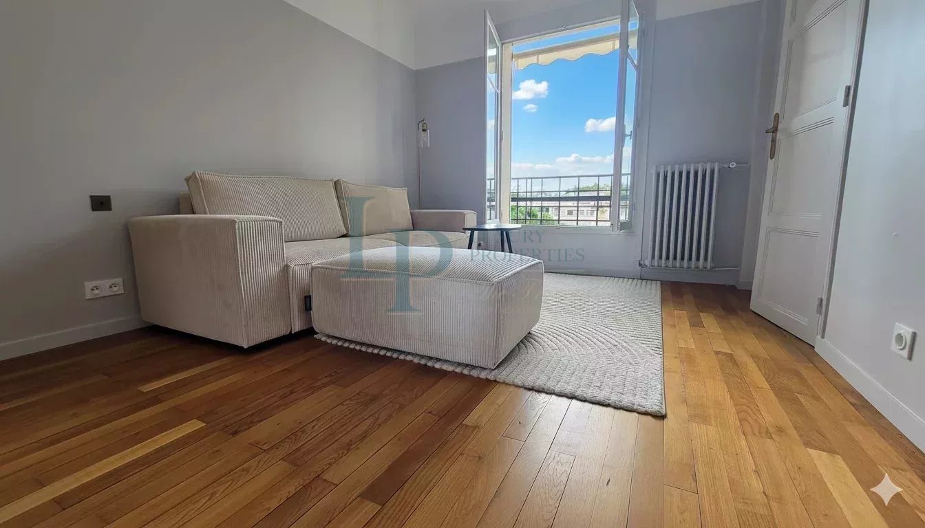 Modern apartment in Neuilly-sur-Seine with panoramic view