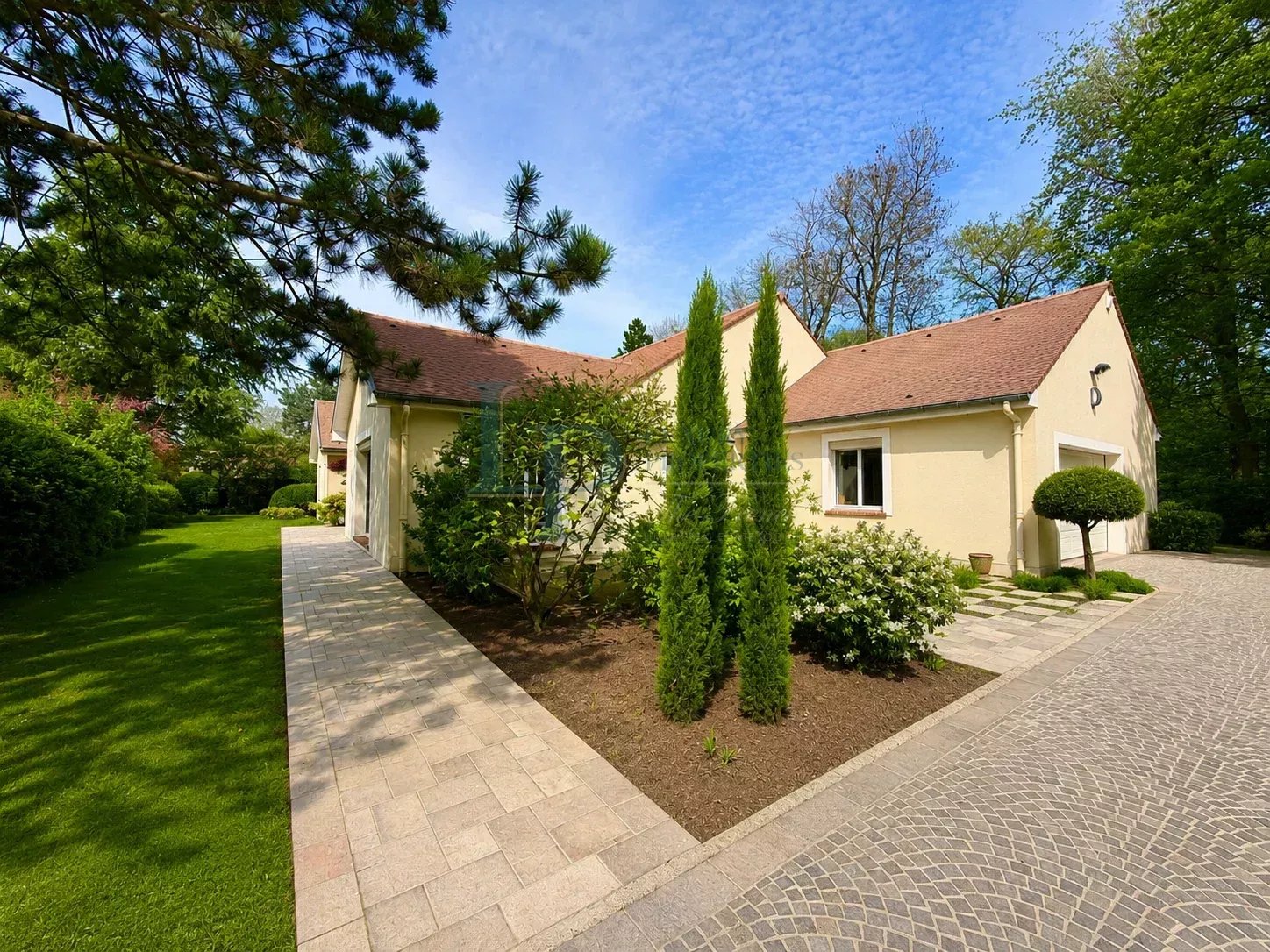 House – 8 rooms 270 m² – Ozoir-La-Ferrière (77330)