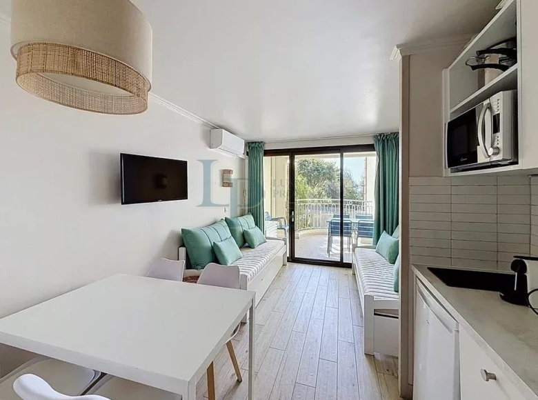 Villa of the Painters Neighborhood of La Croix des Gardes — in the heart of the Cannes pine forest