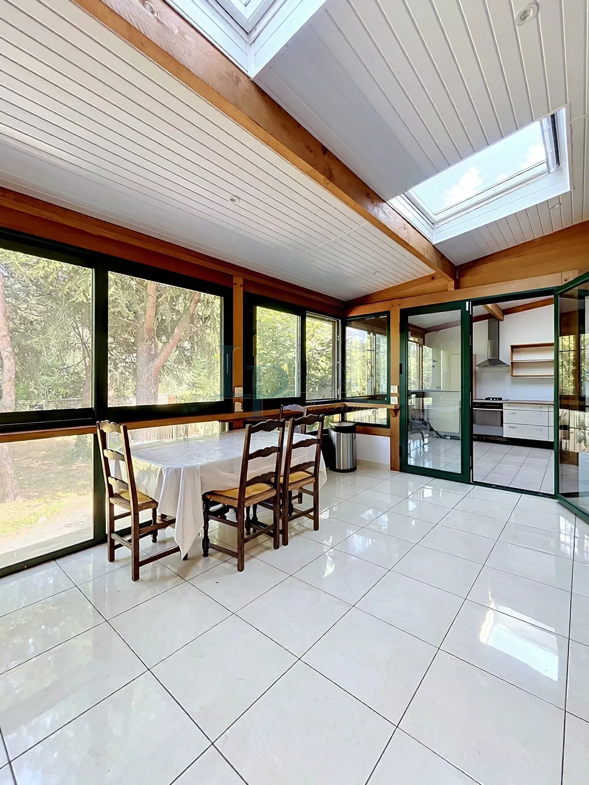 DEMEURE FAMILIALE DE 300 M² – EN LISIÈRE DE FORÊT