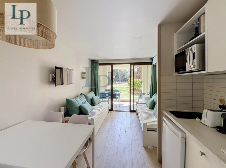 Villa of the Painters Croix des Gardes Neighborhood — in the heart of the Canund pine forest