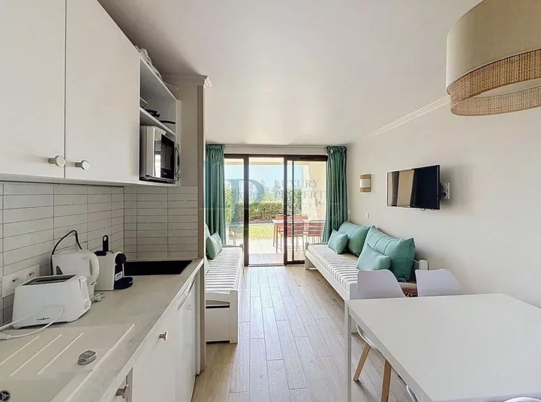 Villa of the Painters Neighborhood of Croix des Gardes — in the heart of the Canne pine forest