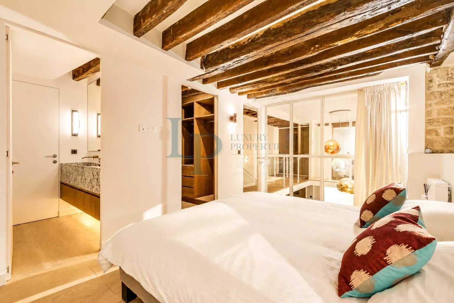 PARIS VII – BON MARCHÉ – ANCIEN ATELIER D’EXCEPTION RÉINVENTÉ EN TRIPLEX – 192 M² – VOLUMES SPECTACULAIRES