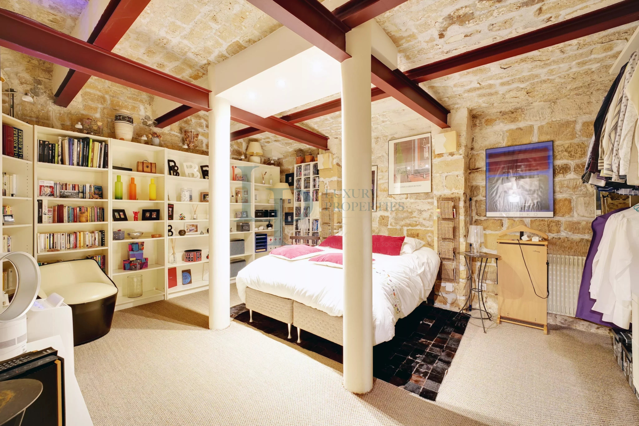 PARIS III – EXCLUSIVITÉ – PLACE DES VOSGES – APPARTEMENT 3 PIÈCES – COMME UNE MAISON – RÉNOVÉ – CALME