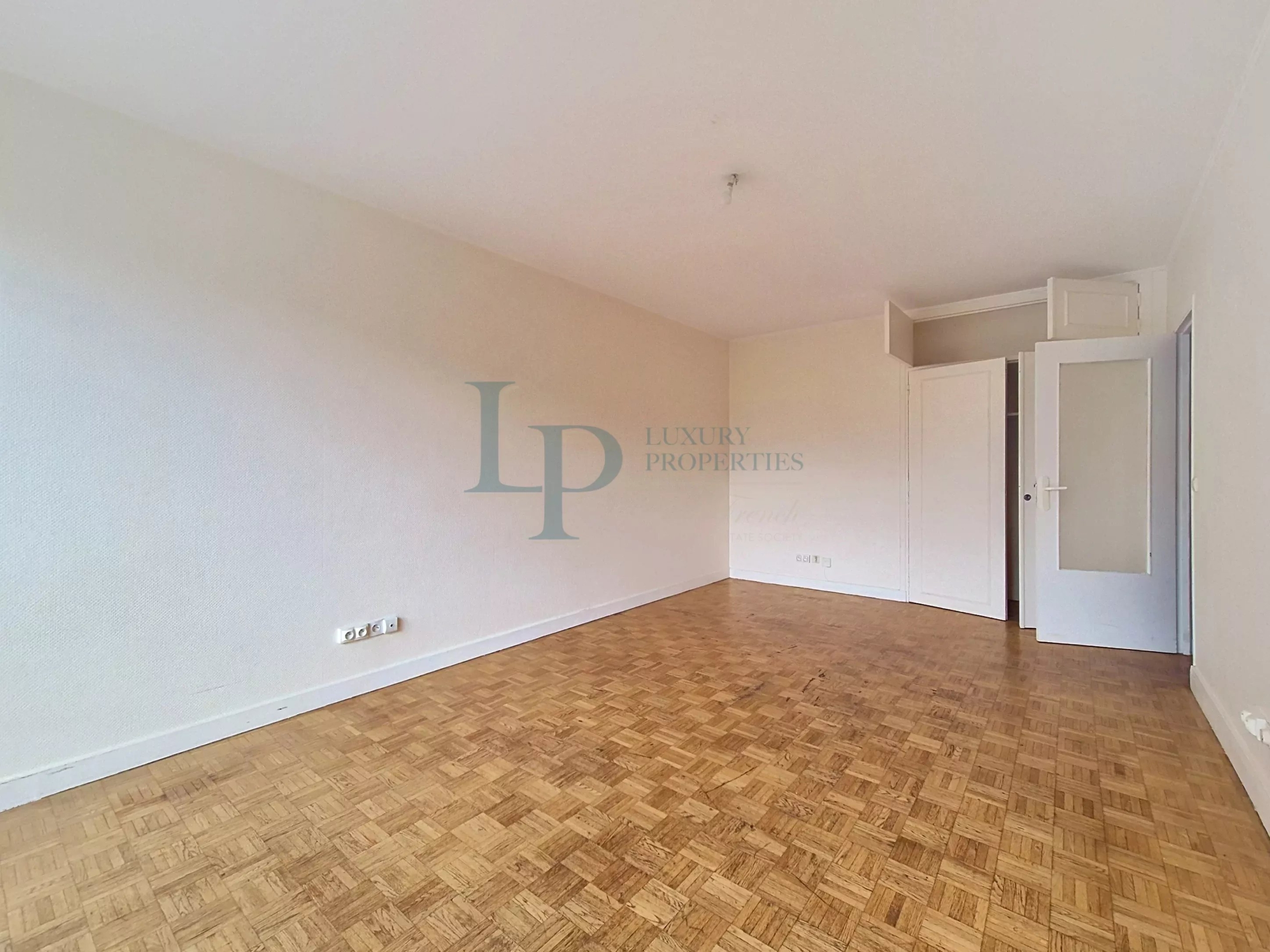 Courbevoie — Studio de 32 m² avec balcon filant Sud-Est, à réinventer