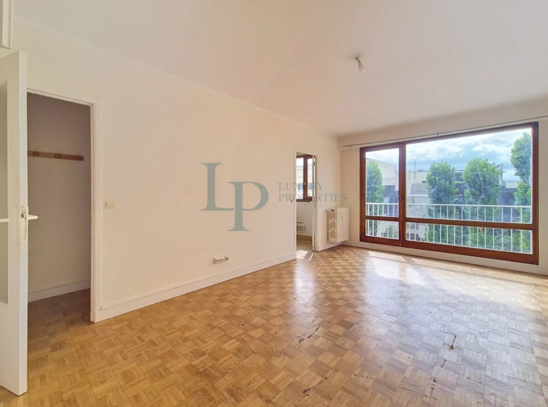 Courbevoie — Studio de 32 m² avec balcon filant Sud-Est, à réinventer
