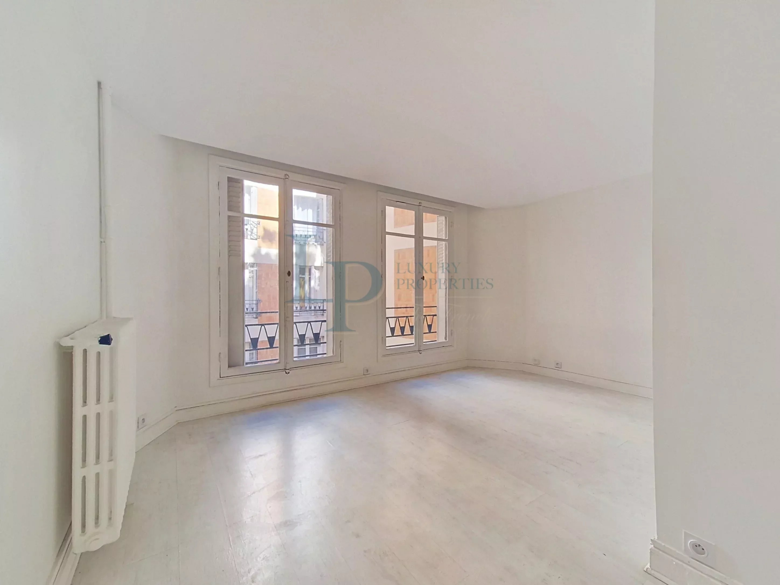 Paris 16 e — Avenue Pierre I er de Serbie · Studio à rénover, 4 e étage avec ascenseur, très lumineux sur cour
