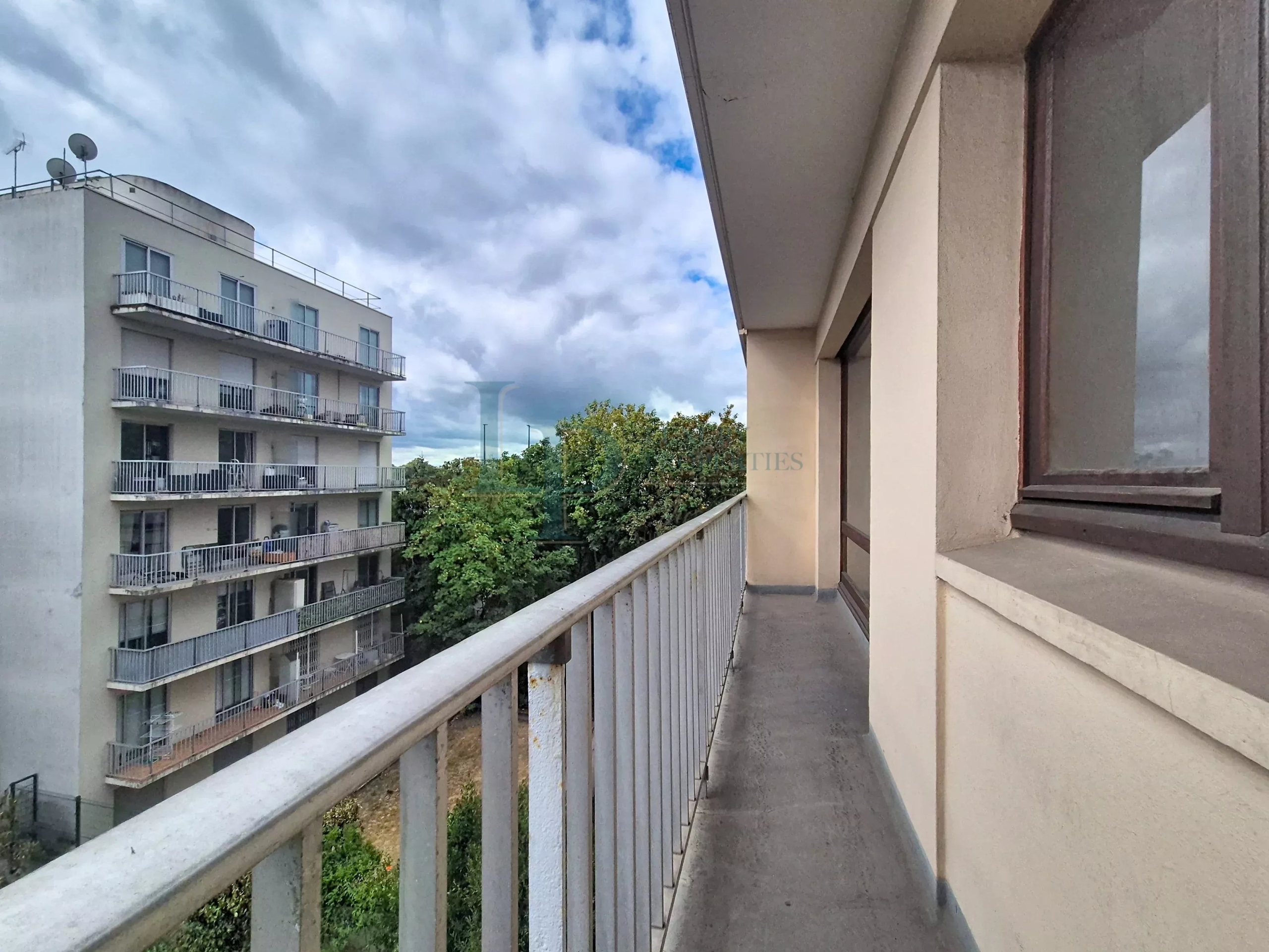Courbevoie — Studio de 32 m² avec balcon filant Sud-Est, à réinventer