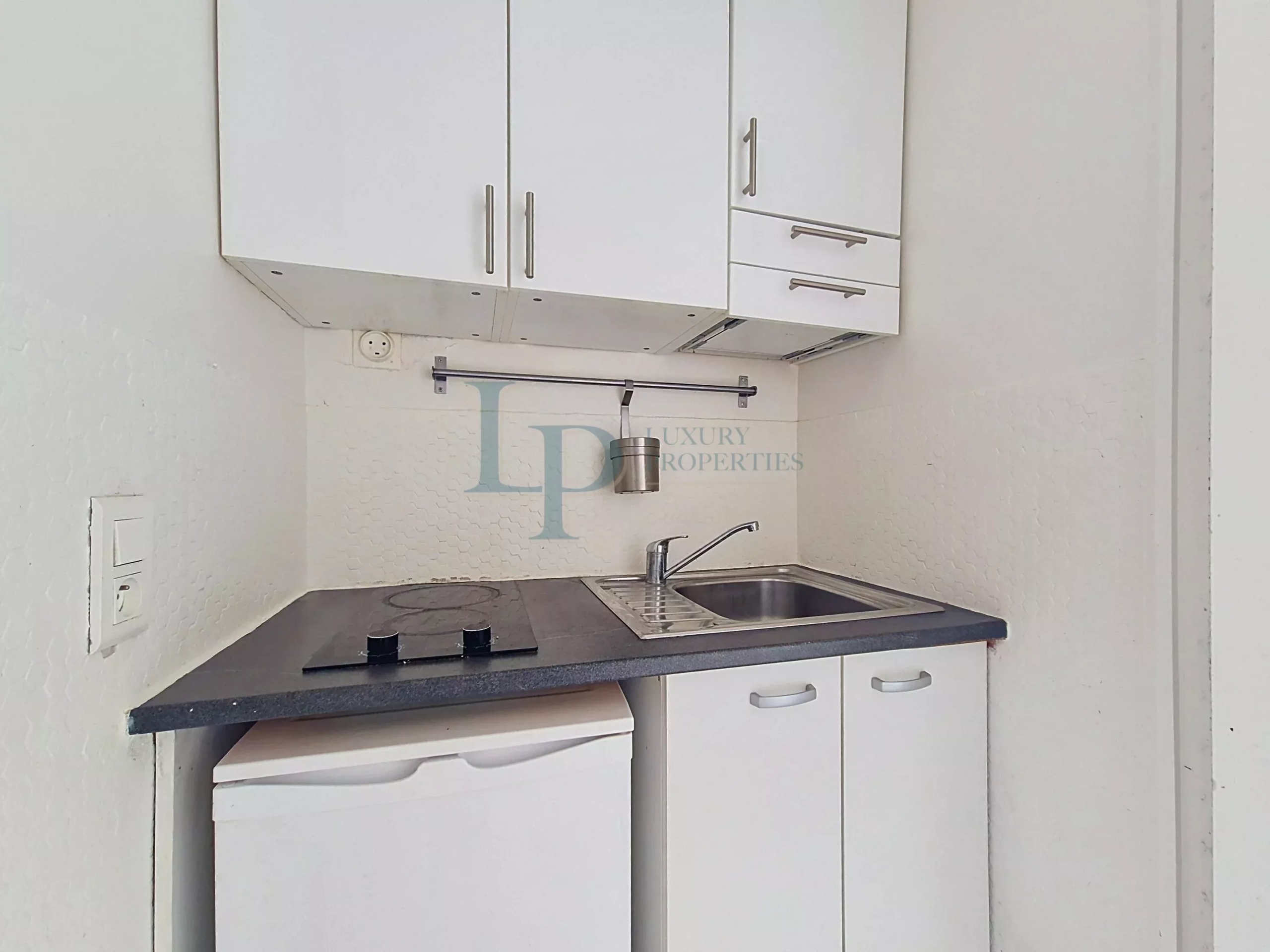 Paris 16 e — Avenue Pierre I er de Serbie · Studio à rénover, 4 e étage avec ascenseur, très lumineux sur cour