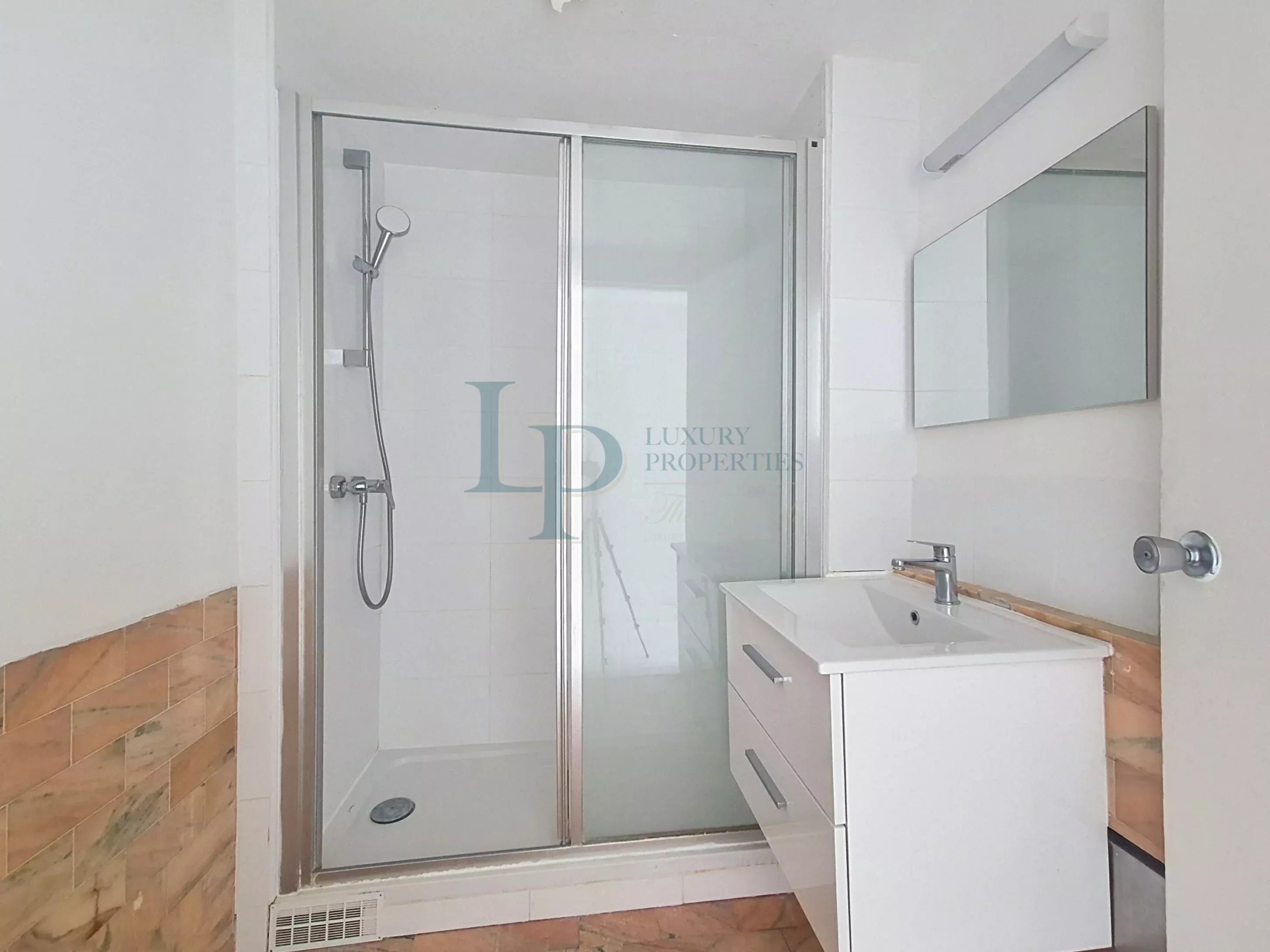 Paris 16 e — Avenue Pierre I er de Serbie · Studio à rénover, 4 e étage avec ascenseur, très lumineux sur cour