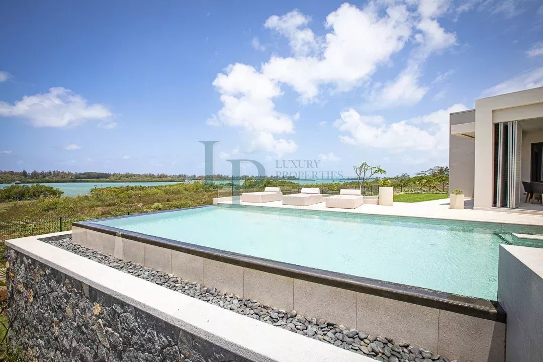 Villa D’exception au bord de l’eau