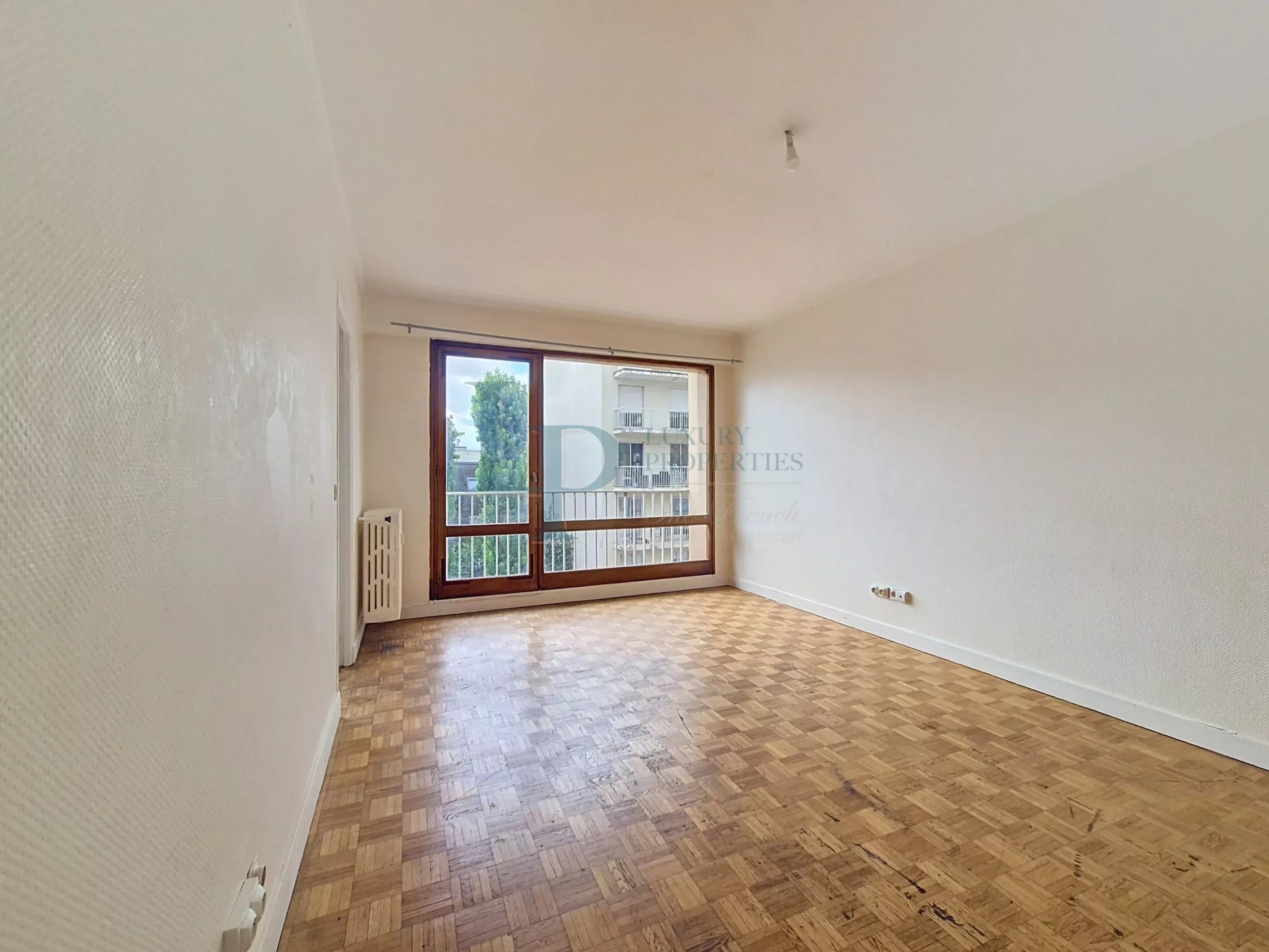 Courbevoie — Studio de 32 m² avec balcon filant Sud-Est, à réinventer