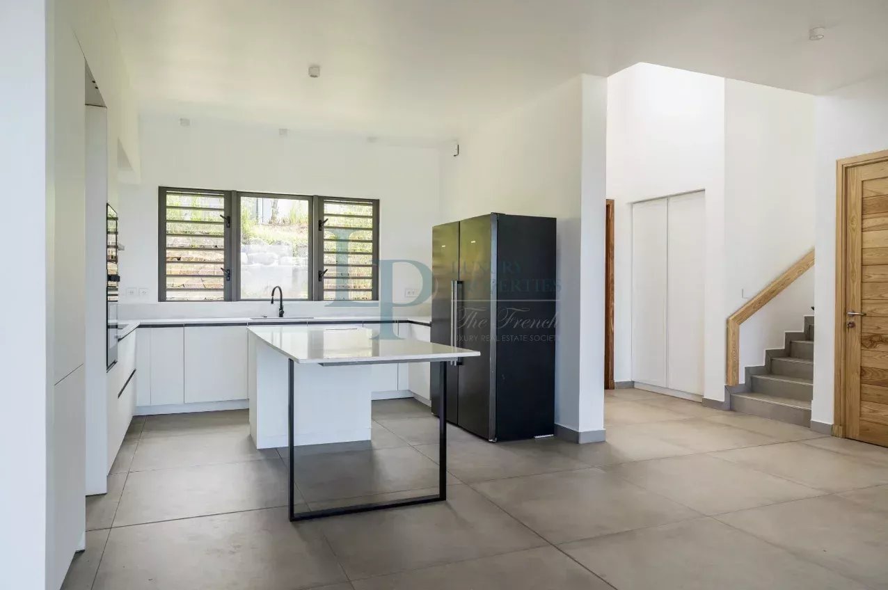 52f68ec17aa8ab9258ac0cb960d9cc14_579422b17e_1276-original-38489-0.jpg Magnifique Villa à la Française