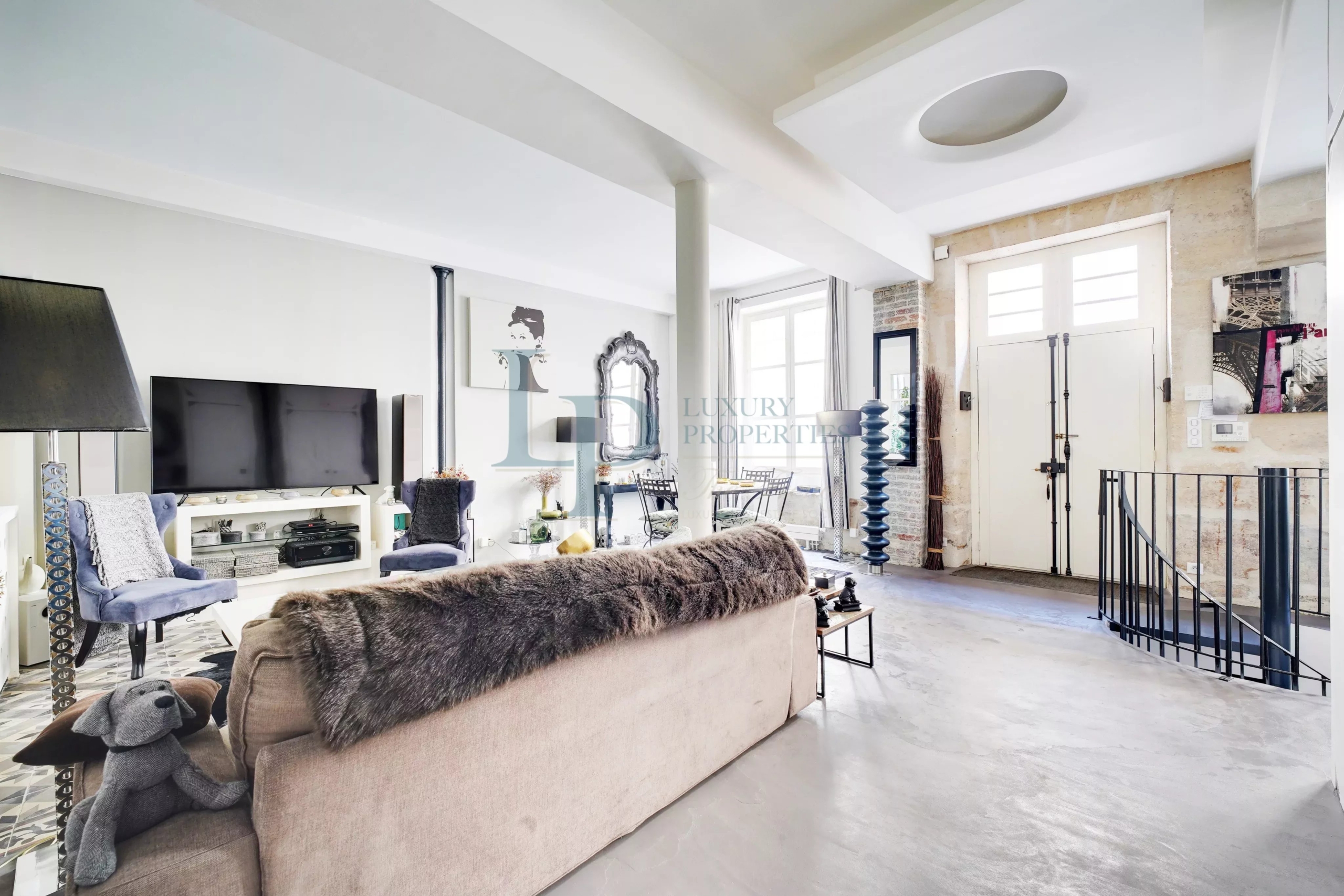 PARIS III – EXCLUSIVITÉ – PLACE DES VOSGES – APPARTEMENT 3 PIÈCES – COMME UNE MAISON – RÉNOVÉ – CALME