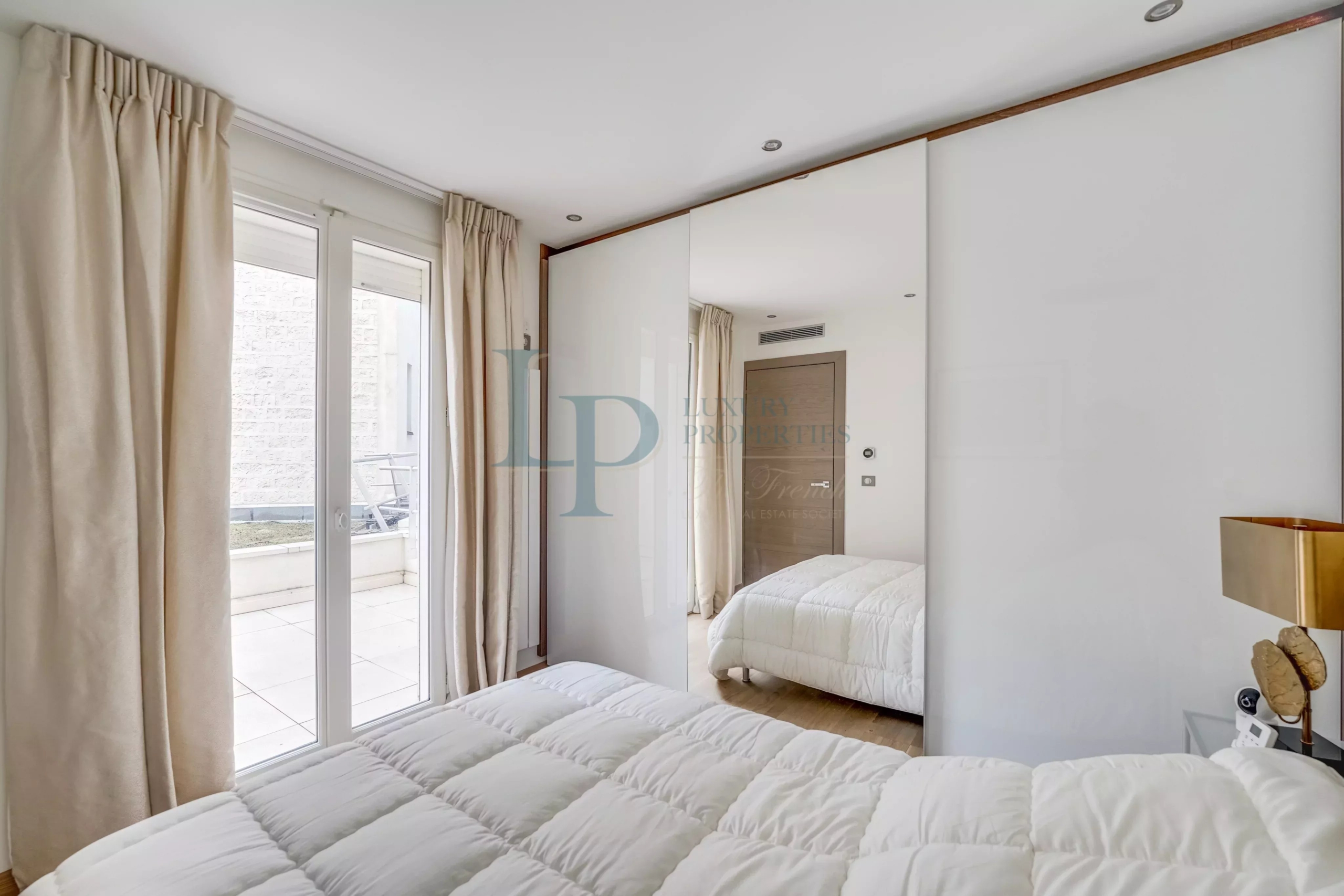 PARIS VIII – SAINT-HONORÉ / HAUSSMANN – TOP FLOOR WITH SOUTH-FACING TERRACE