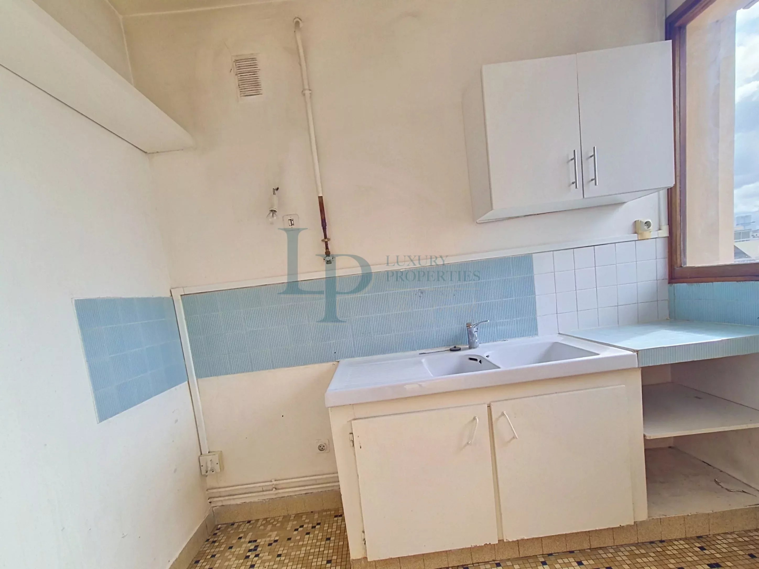 Courbevoie — Studio de 32 m² avec balcon filant Sud-Est, à réinventer