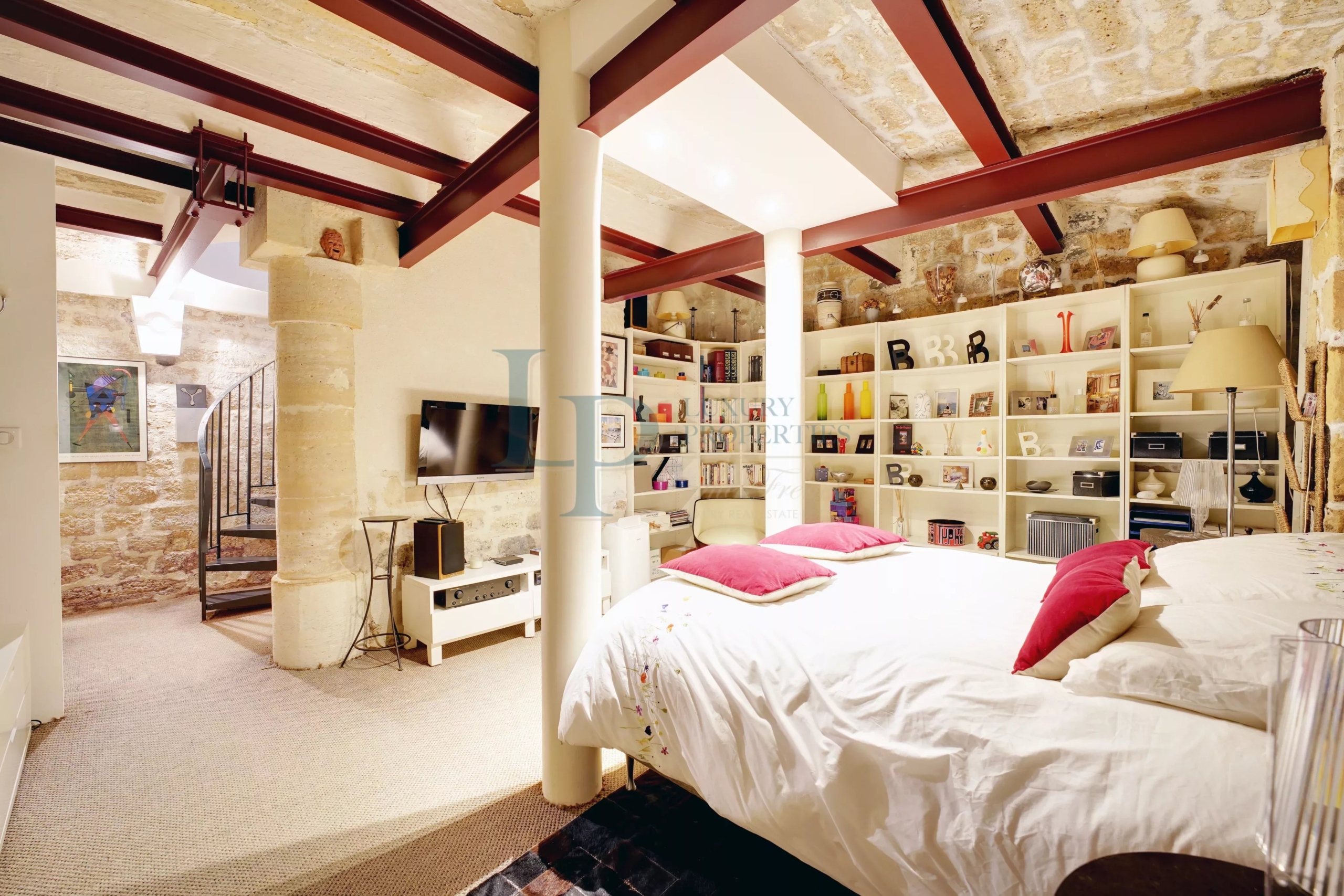 PARIS III – EXCLUSIVITÉ – PLACE DES VOSGES – APPARTEMENT 3 PIÈCES – COMME UNE MAISON – RÉNOVÉ – CALME
