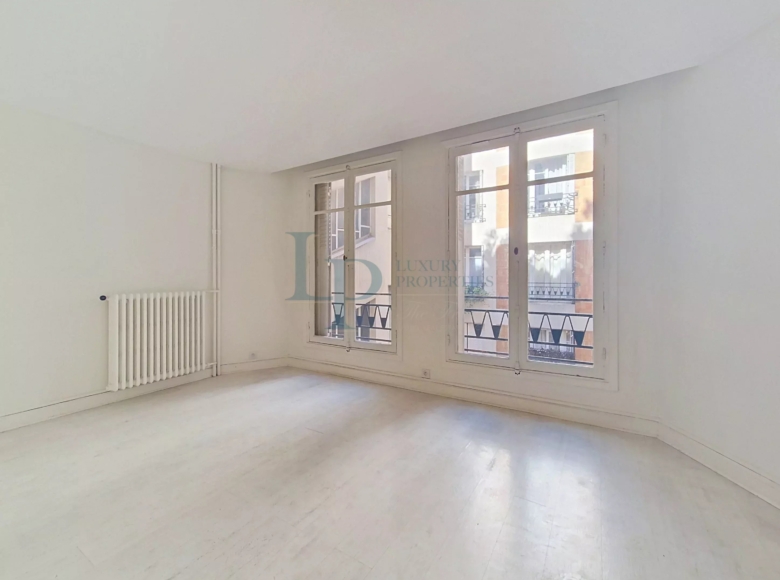 Paris 16 e — Avenue Pierre I er de Serbie · Studio à rénover, 4 e étage avec ascenseur, très lumineux sur cour