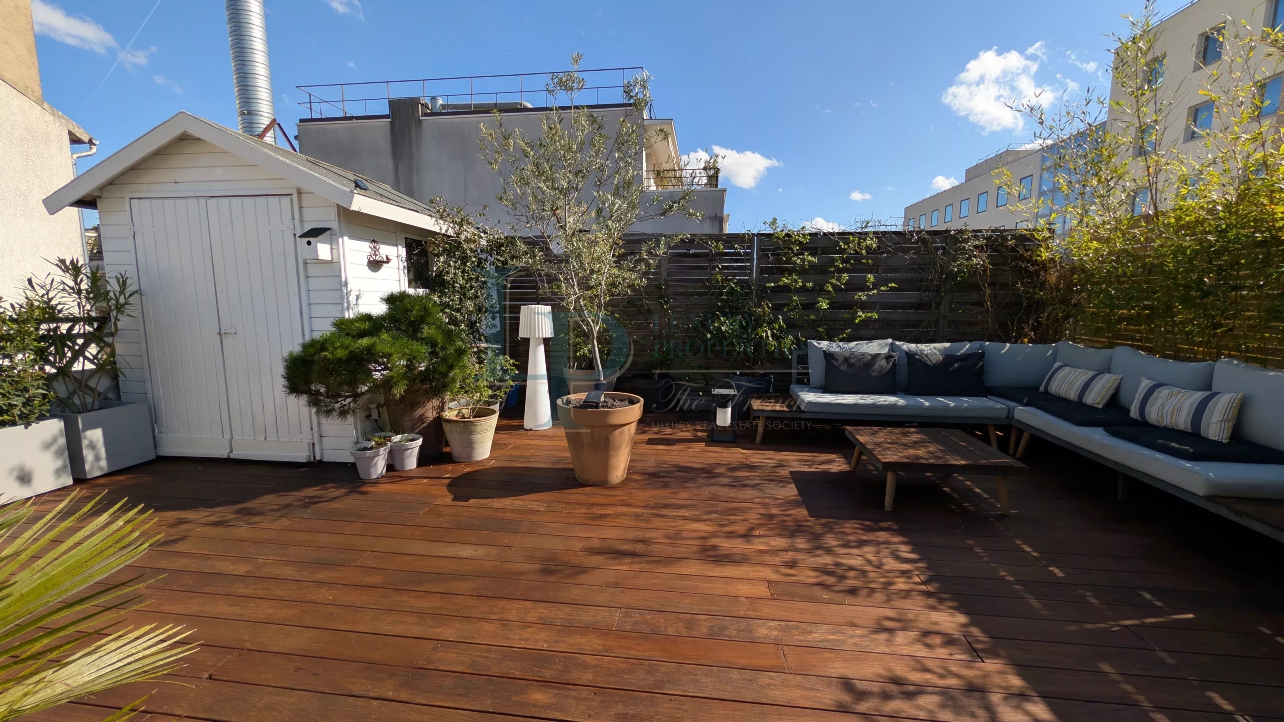 84601b9a2a22ed1593aeb3c9b88691d9_7226035d8c_4096-original-39417-0.jpg Castle Park – South-facing terrace