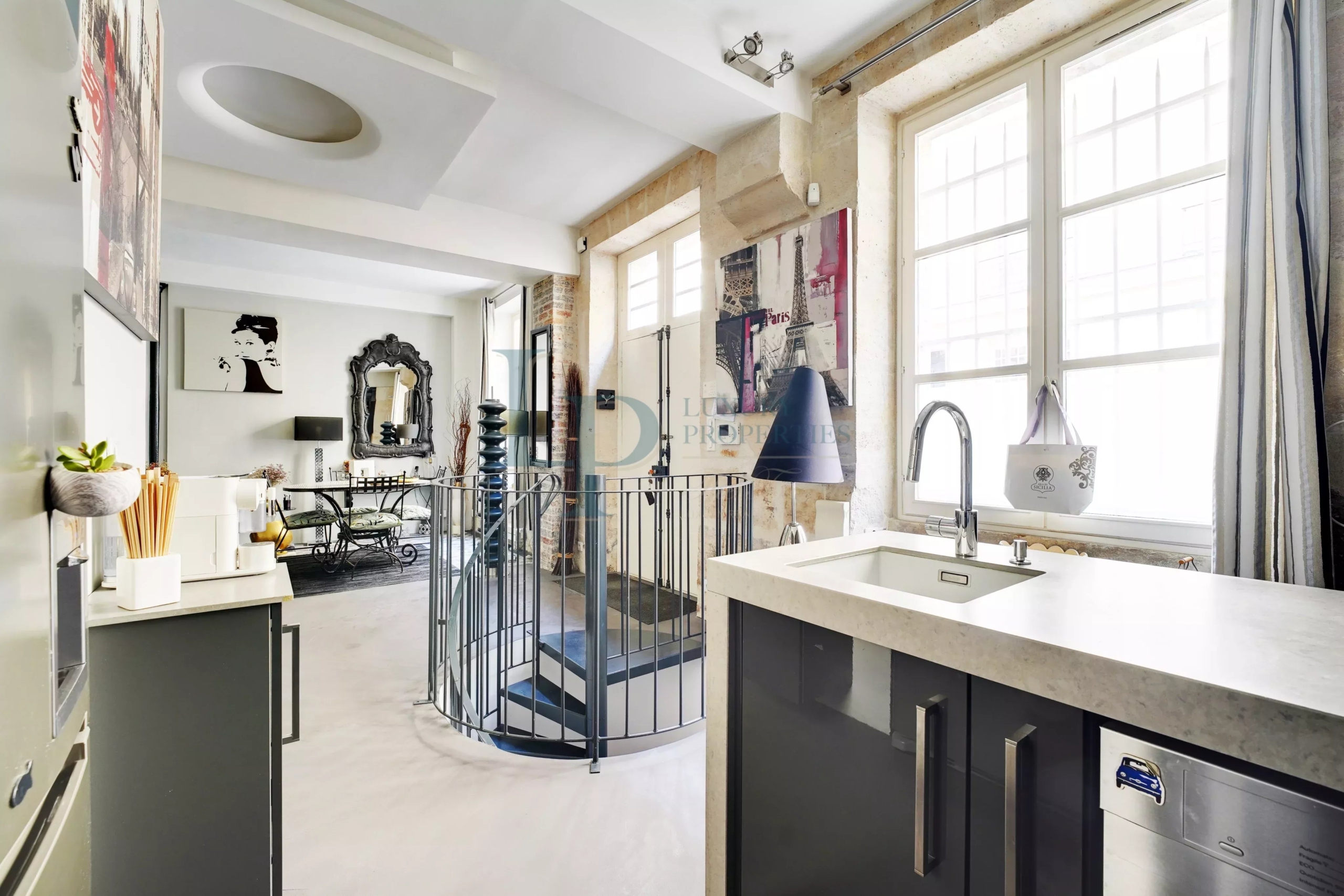 PARIS III – EXCLUSIVITÉ – PLACE DES VOSGES – APPARTEMENT 3 PIÈCES – COMME UNE MAISON – RÉNOVÉ – CALME